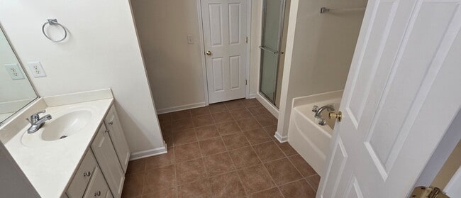 Building Photo - Prime Location Townhouse