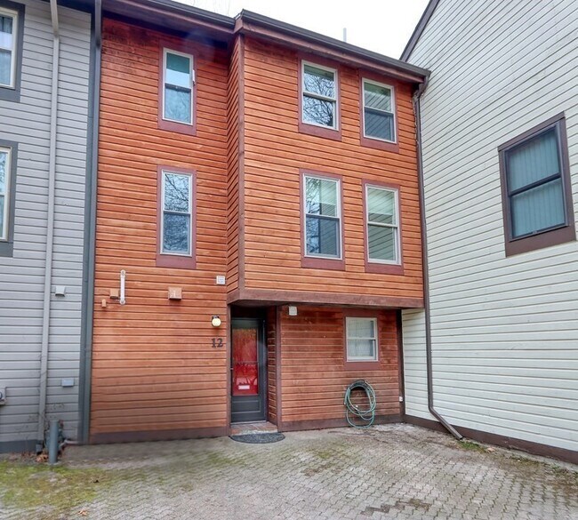 Primary Photo - 12 Lilac Ct