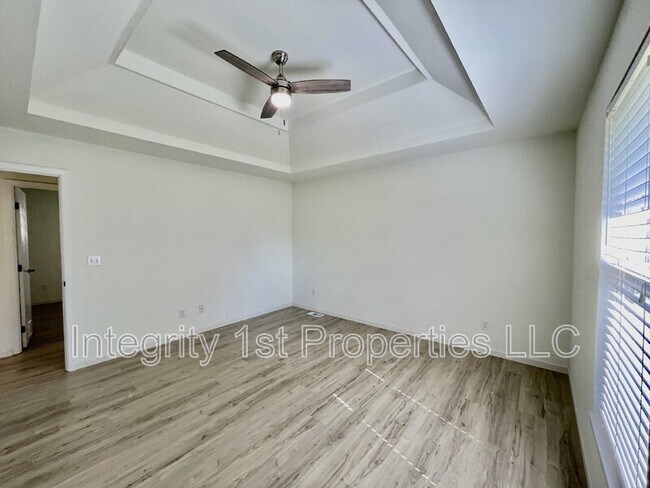 Building Photo - 905 SW Foxtail Dr