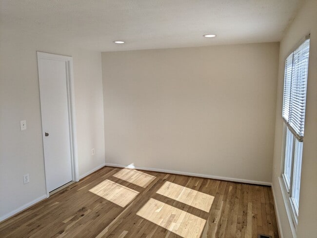 Building Photo - Renovated townhouse in established Frederick neighborhood ready mid February!