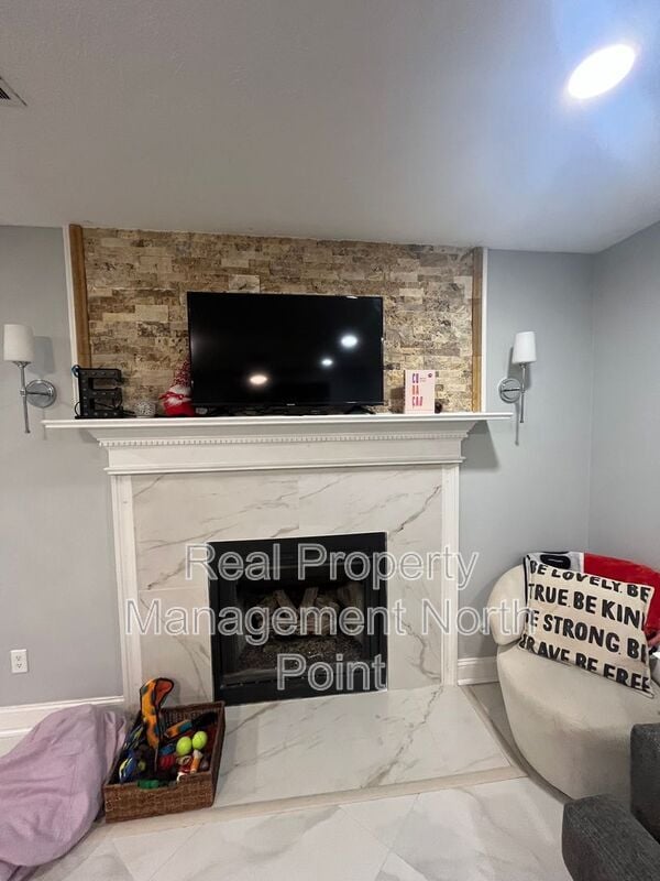 Building Photo - 5127 Village Green Way