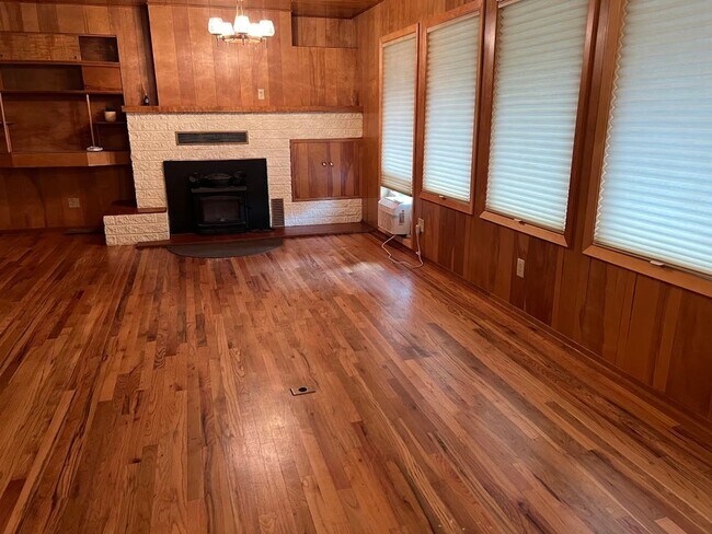 Building Photo - Great spacious 3-bedroom residence