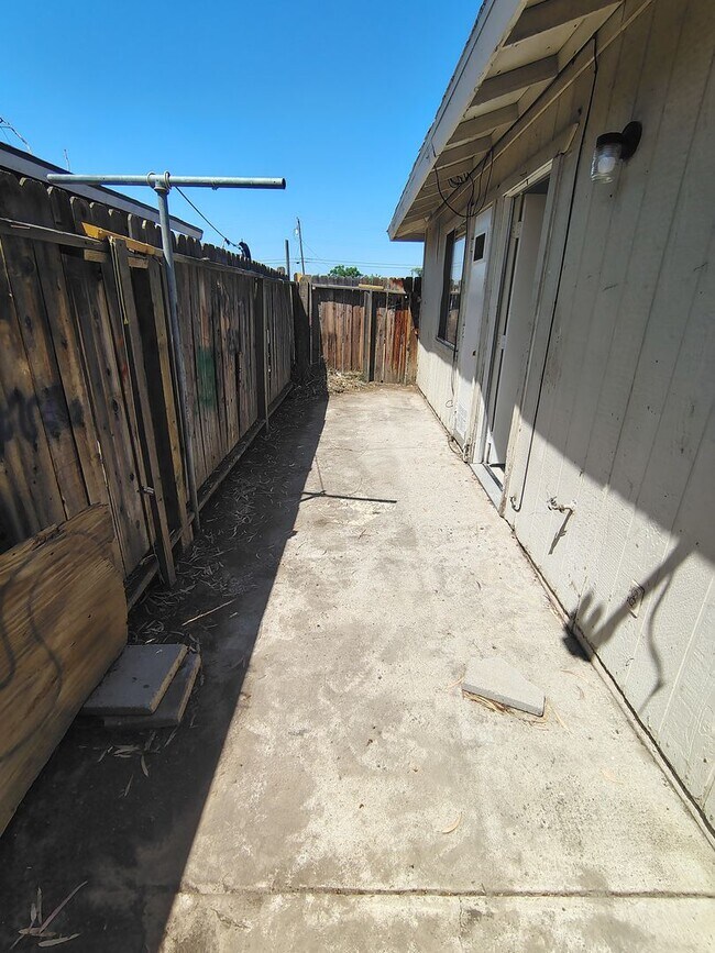 Building Photo - 2 Bed / 1 Bath – Gated Unit with Private Patio | Bakersfield