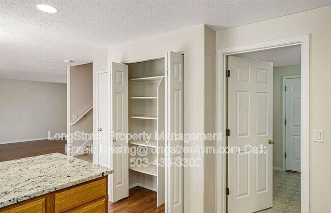 Building Photo - 332 NE Carmen Pl
