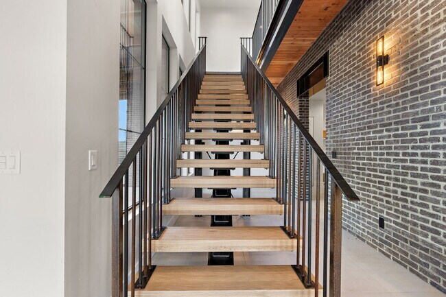 Building Photo - 98 S Carbon Rivet Ave