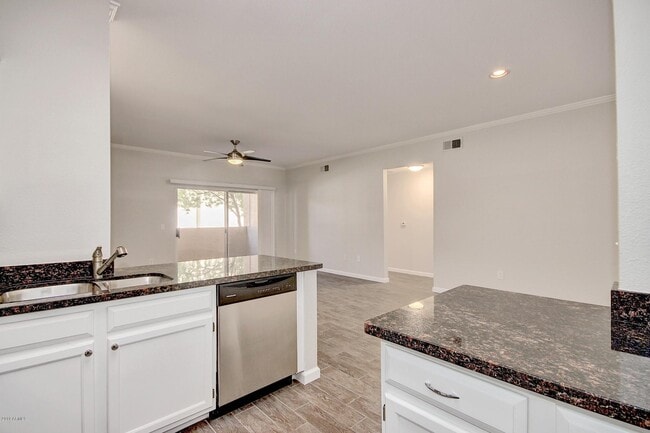 Building Photo - 16013 S Desert Foothills Pkwy