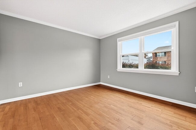 Building Photo - Quiet Retreat, Prime Location!