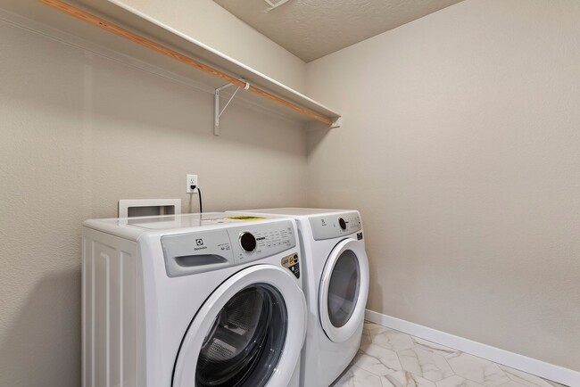 Building Photo - Can't miss Luxury New Townhome in West Bench!