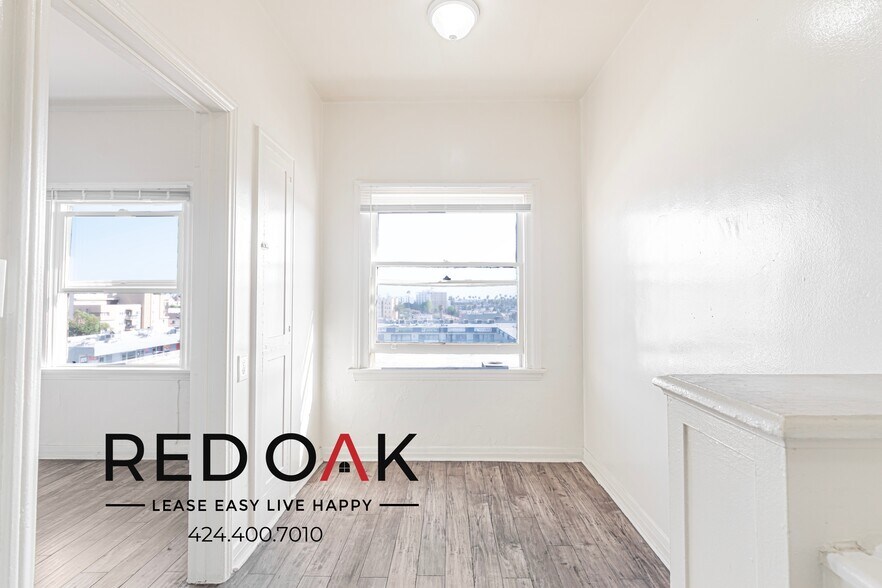 Building Photo - 746 S Coronado St