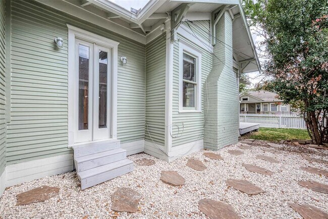 Building Photo - 701 Highland St