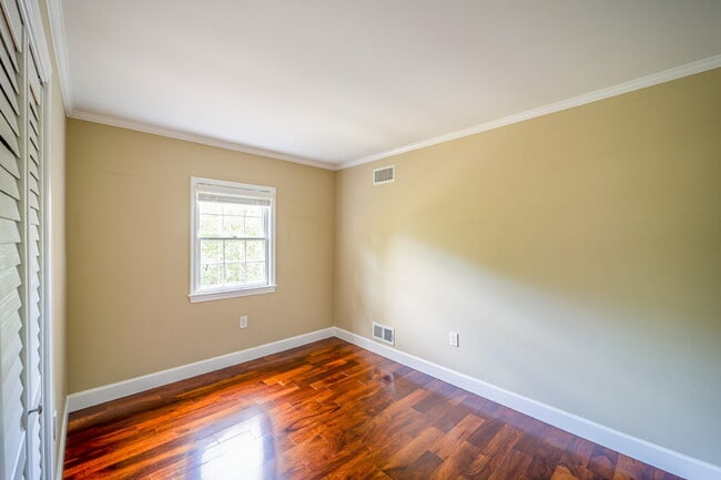 Building Photo - Charming End Townhouse in Prime North Old Town Location