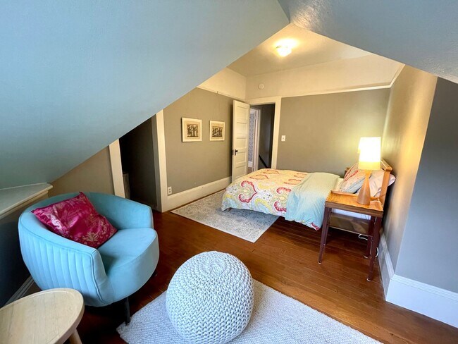 Building Photo - Pacific Grove Historical 3 Bed 2 Bath