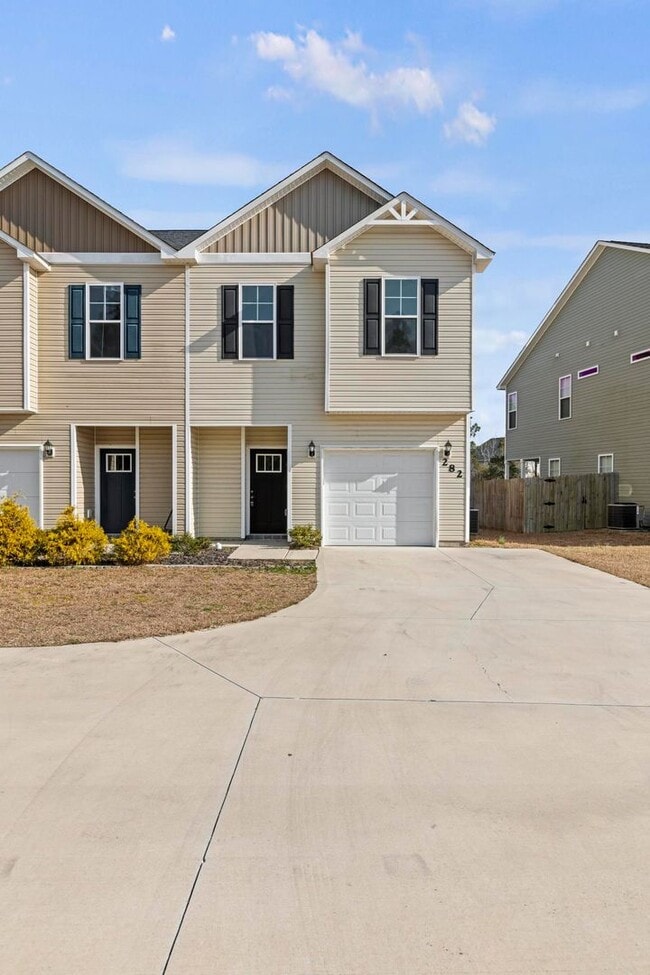 Building Photo - Wonderful 3 Bedroom 2.5 bath townhome is close to beaches, bases and shopping!