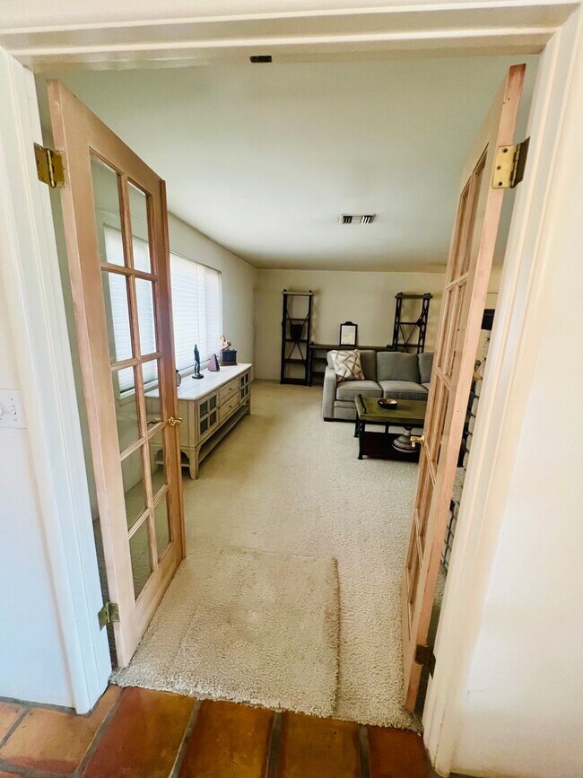 Building Photo - Scenic Hillside Living – Spacious 3 Bed, 2 Bath with Sweeping Views