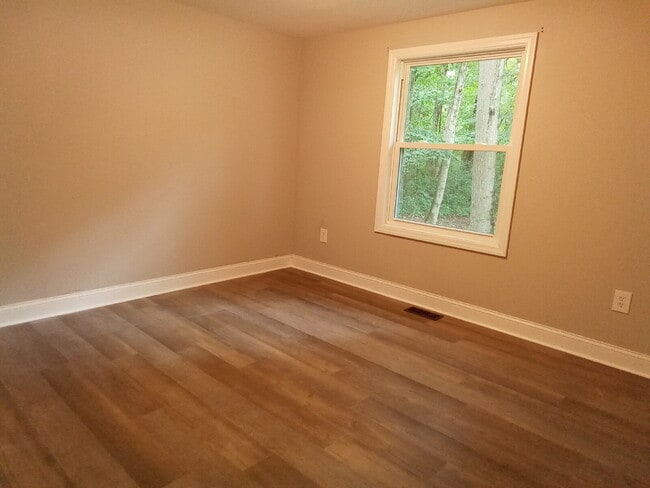 Building Photo - 3 Bedroom - 2 Bath Rancher on Two Acres