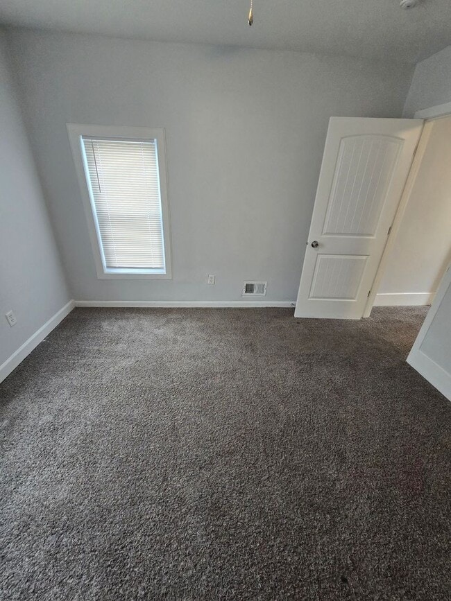 Building Photo - 3 BEDROOM SINGLE FAMILY