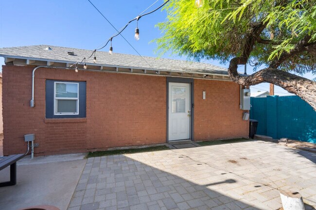 Building Photo - 320 N 13th Pl