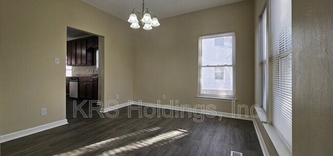 Building Photo - 820 Maltby Cres