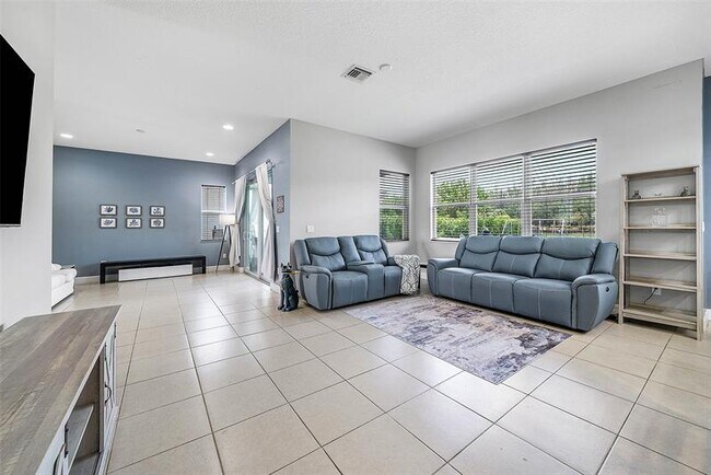Building Photo - 15406 Goldfinch Cir