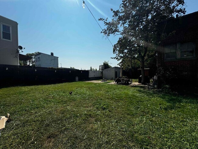 Building Photo - 625 13th St