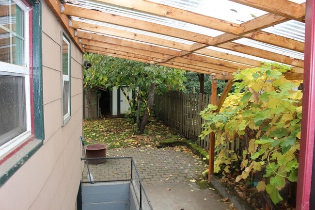 Building Photo - Charming bungalow with bonus office or Art...
