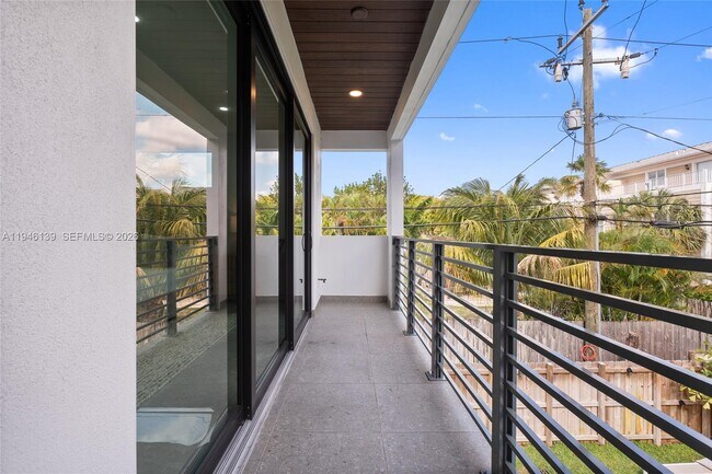 Building Photo - 325 SW 16th St