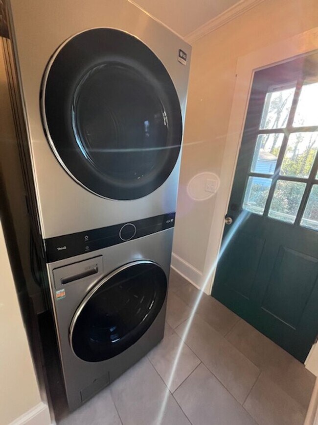 Building Photo - Beautifully Updated House in Forest Hills!