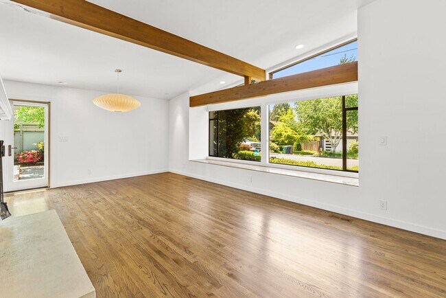 Building Photo - Beautiful West Facing Houghton Home with p...