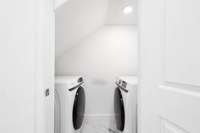 Building Photo - 2103 Naomi St