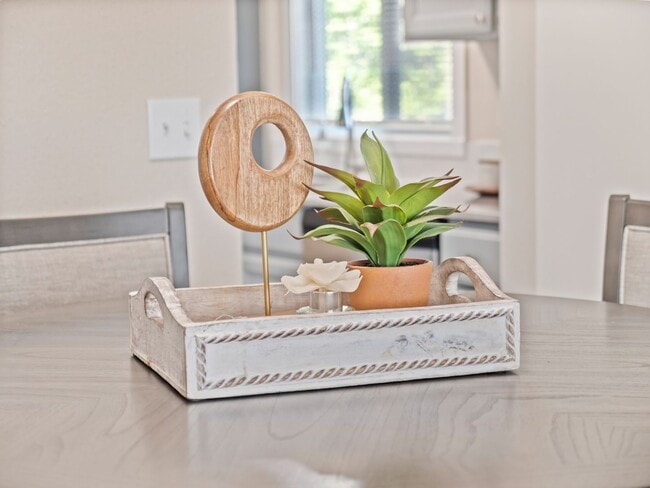 Building Photo - Clean and Cozy 2 bedroom condo with private parking