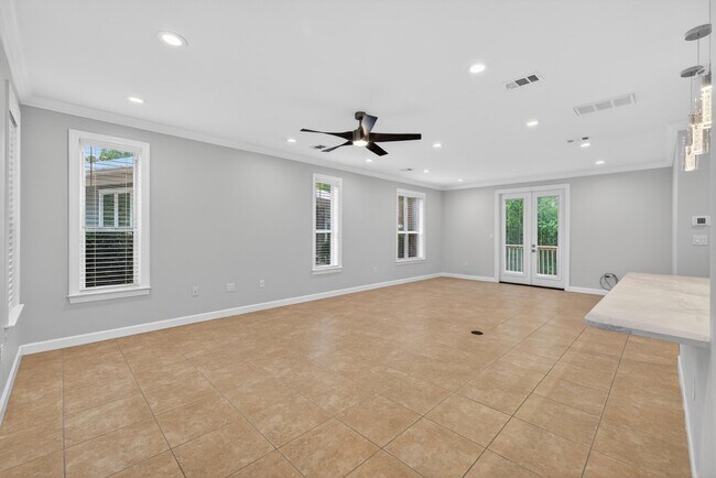 Building Photo - 2019 Pine Island Cir