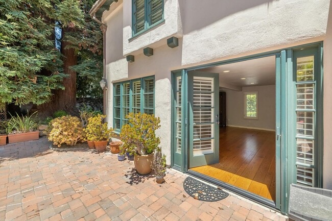 Building Photo - Mediterranean Beauty in Crescent Park – 5B...