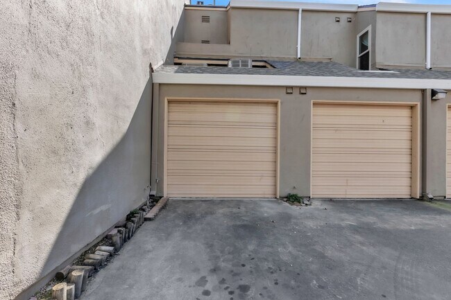 Building Photo - **Completely Remodeled ** 1BR/1BA w/ Private Patio + Garage in Sacramento **