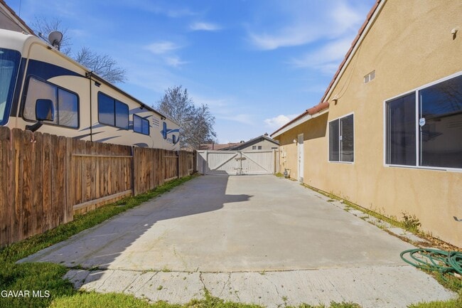 Building Photo - 44762 Shadowcrest Dr