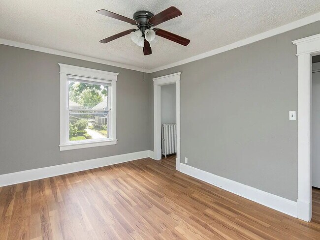 Building Photo - "Charming 2-Bedroom Gem with Ample Space on Cottage Grove Avenue!"