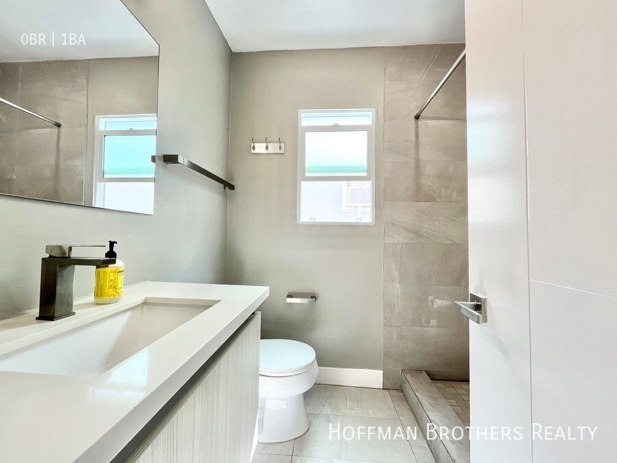 Building Photo - 400 S Mariposa Ave