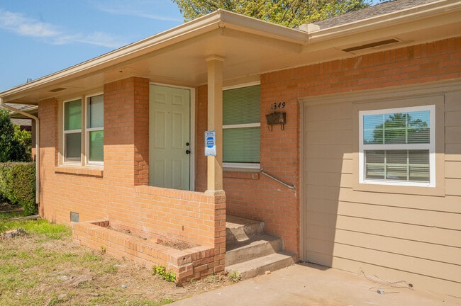 Building Photo - 1349 Kinkaid Dr