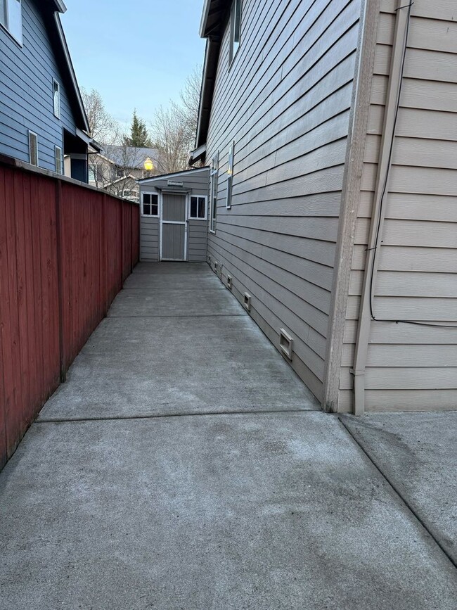 Building Photo - Beautiful 4B/3Ba Home in East Vancouver!