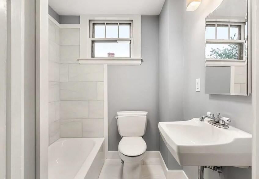 Unit B: Bathroom (New) - 35 Lincoln Ave