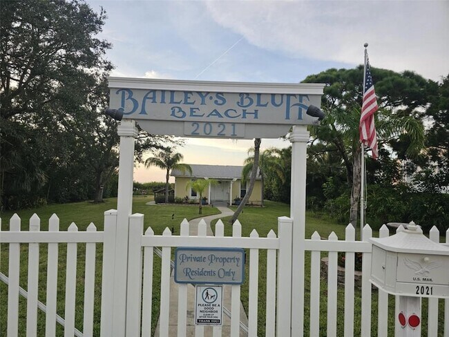 Building Photo - 2210 Bayou Dr