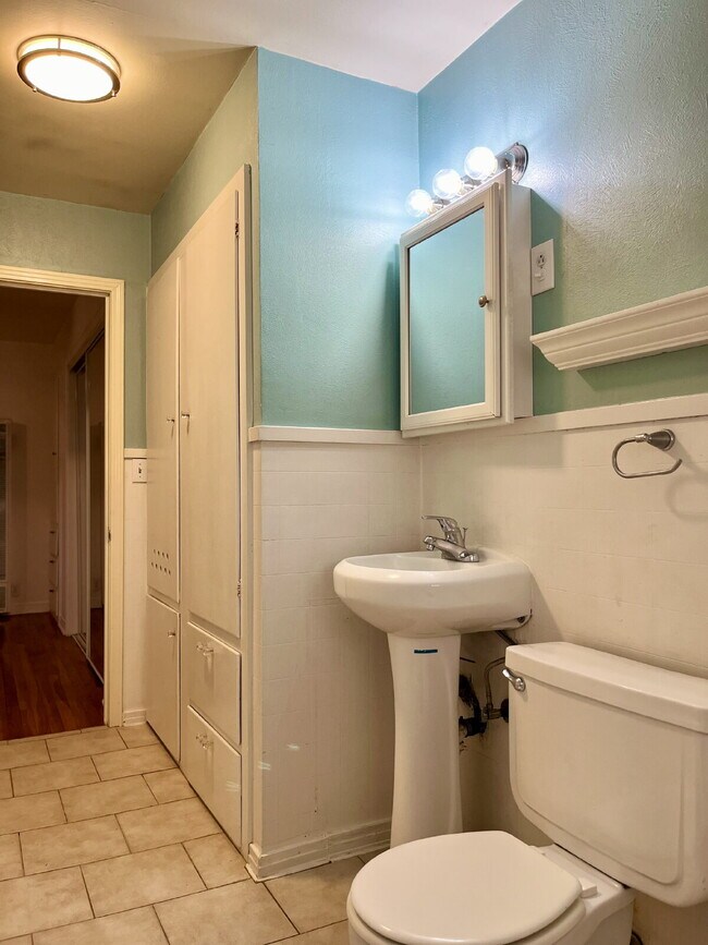 Building Photo - Charm, Comfort and Convenience!