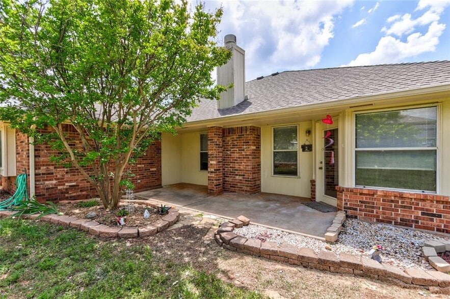 Building Photo - 305 Waterfront Dr