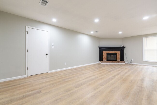 Building Photo - 1000 Rampart Pl