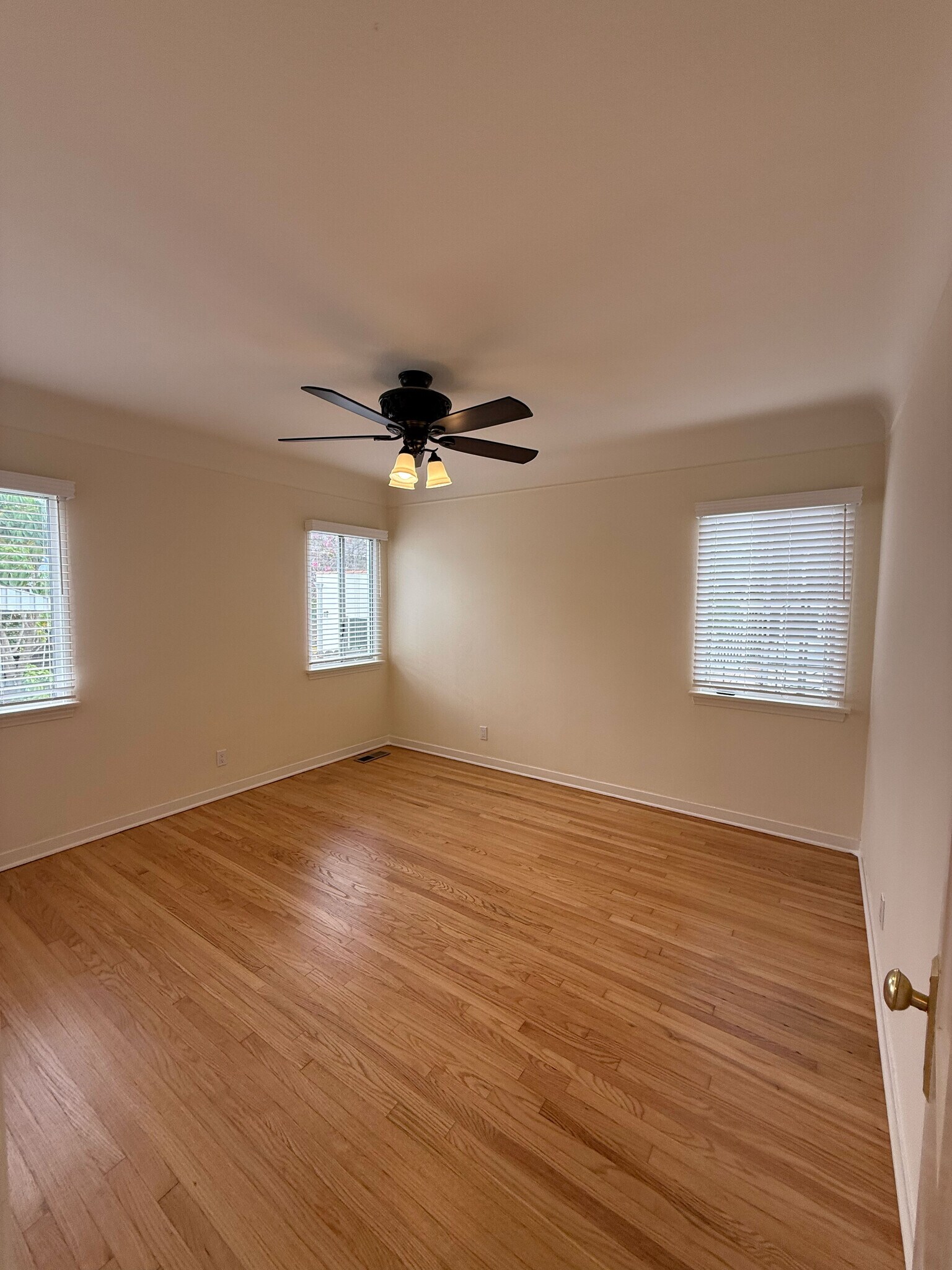 Building Photo - 617 W Glenoaks Blvd