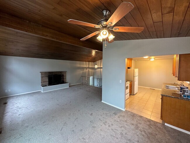 Building Photo - Charming 3 Bed 2 Bath Home with 2-Car Garage in Maple Leaf