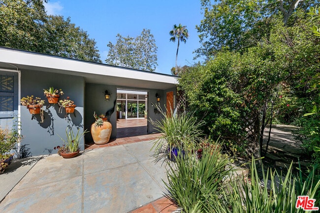 Building Photo - 6328 Frondosa Dr