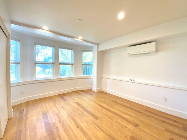 Building Photo - REMODELED 1BR in Haight! Yard Access. IN-UNIT LAUNDRY! DISHWASHER!