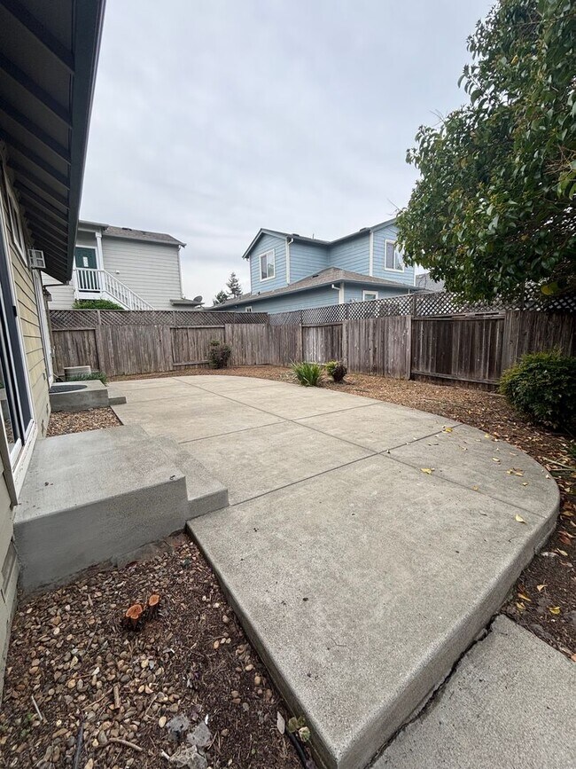 Building Photo - 3 Bedroom 2.5 Bathroom Single Family Home located in Northwest Santa Rosa