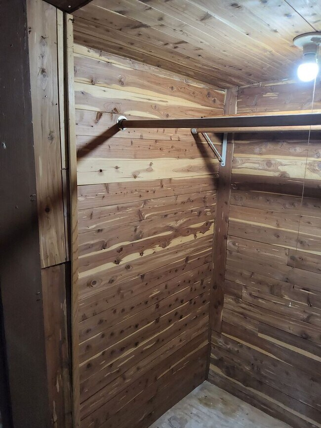 Building Photo - Welcome to this Chicago-style brick Bungal...