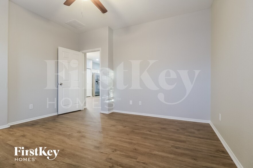 Building Photo - 601 W Elm Ln